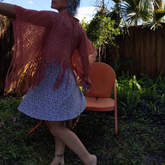 Coral/Salmon Knitted Lace Short Poncho XS/S | Black Poppy - Picture 4 of 8